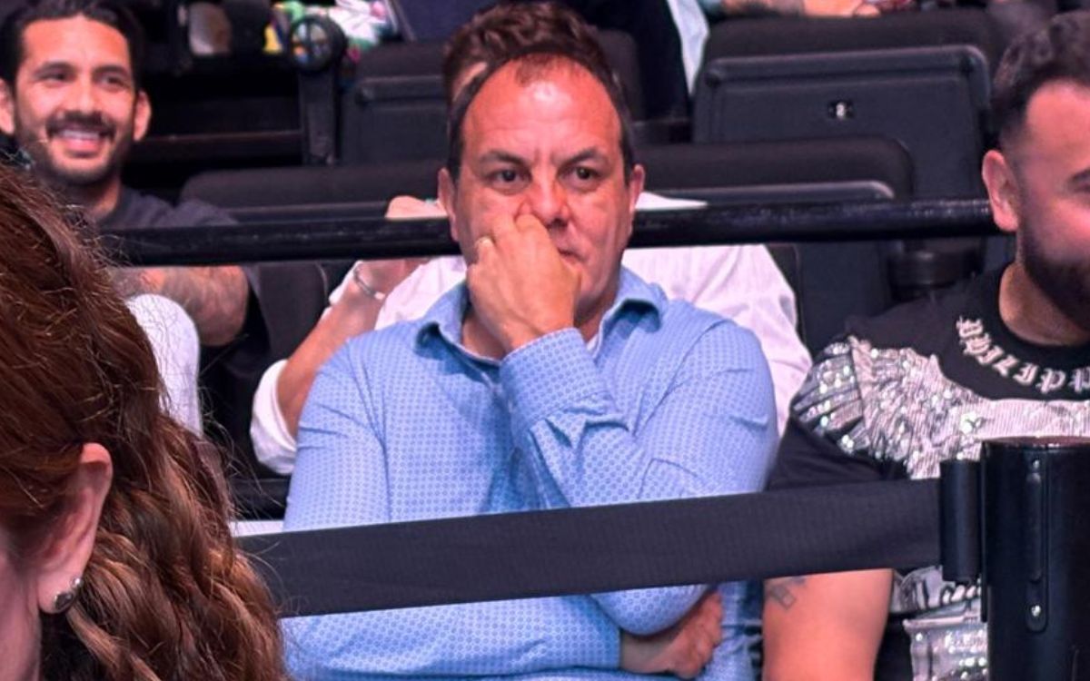 Cuauhtémoc Blanco disfruta de la UFC en zona VIP mientras mujeres protestan contra él