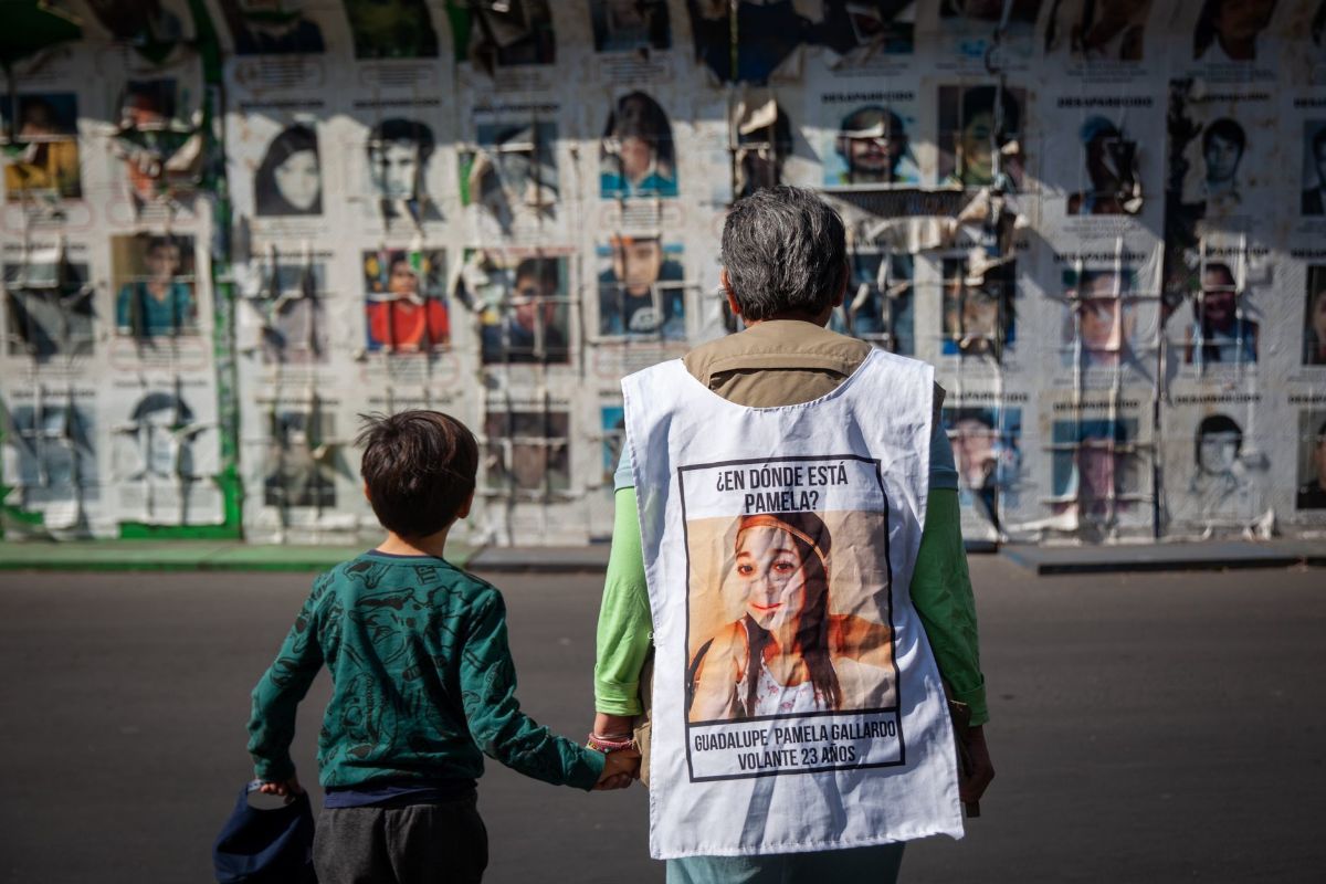 Día Nacional de las Familias Buscadoras | Colectivos pegan fichas de desaparecidos en CDMX