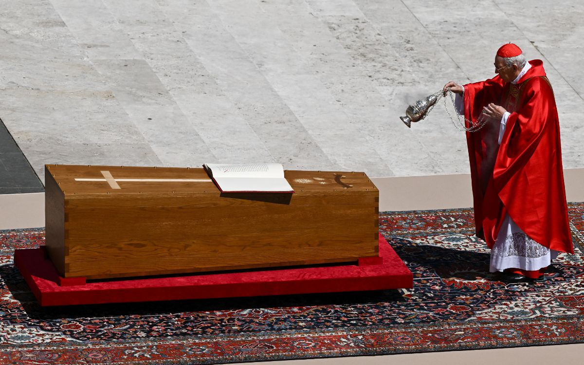 El entierro del papa Francisco se produjo ante el camarlengo y sus familiares