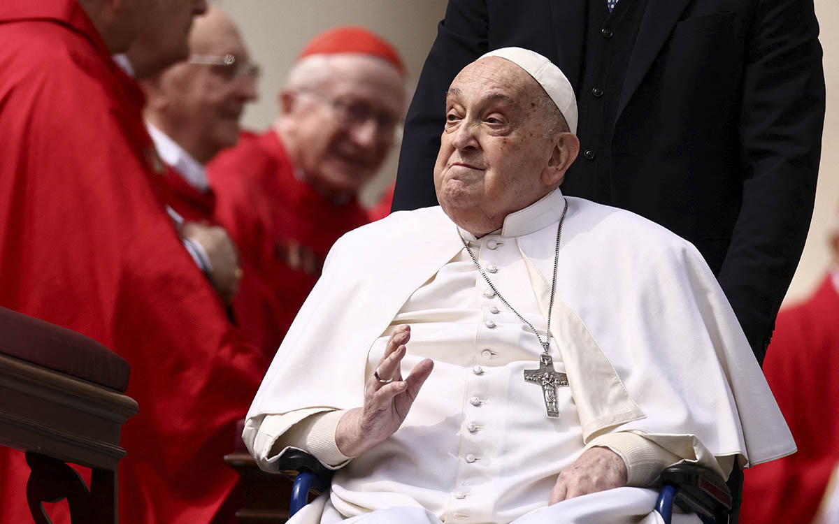 El papa Francisco aparece en la Plaza de San Pedro al final de la misa