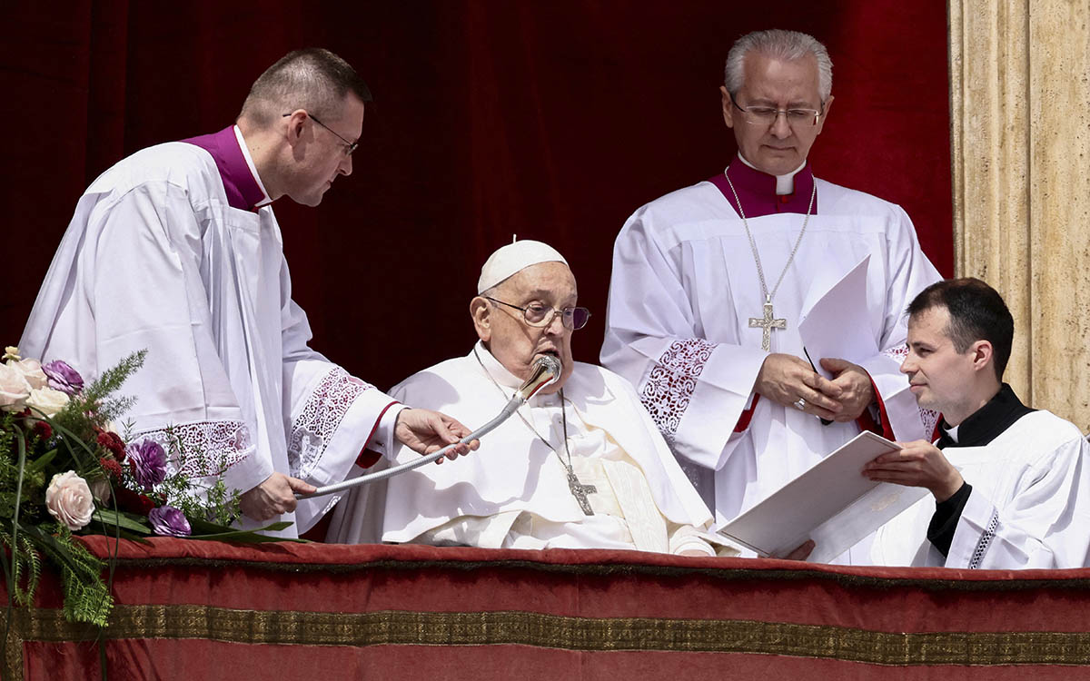 El papa Francisco da la bendición Urbi et Orbi y condena 'la carrera de rearme'