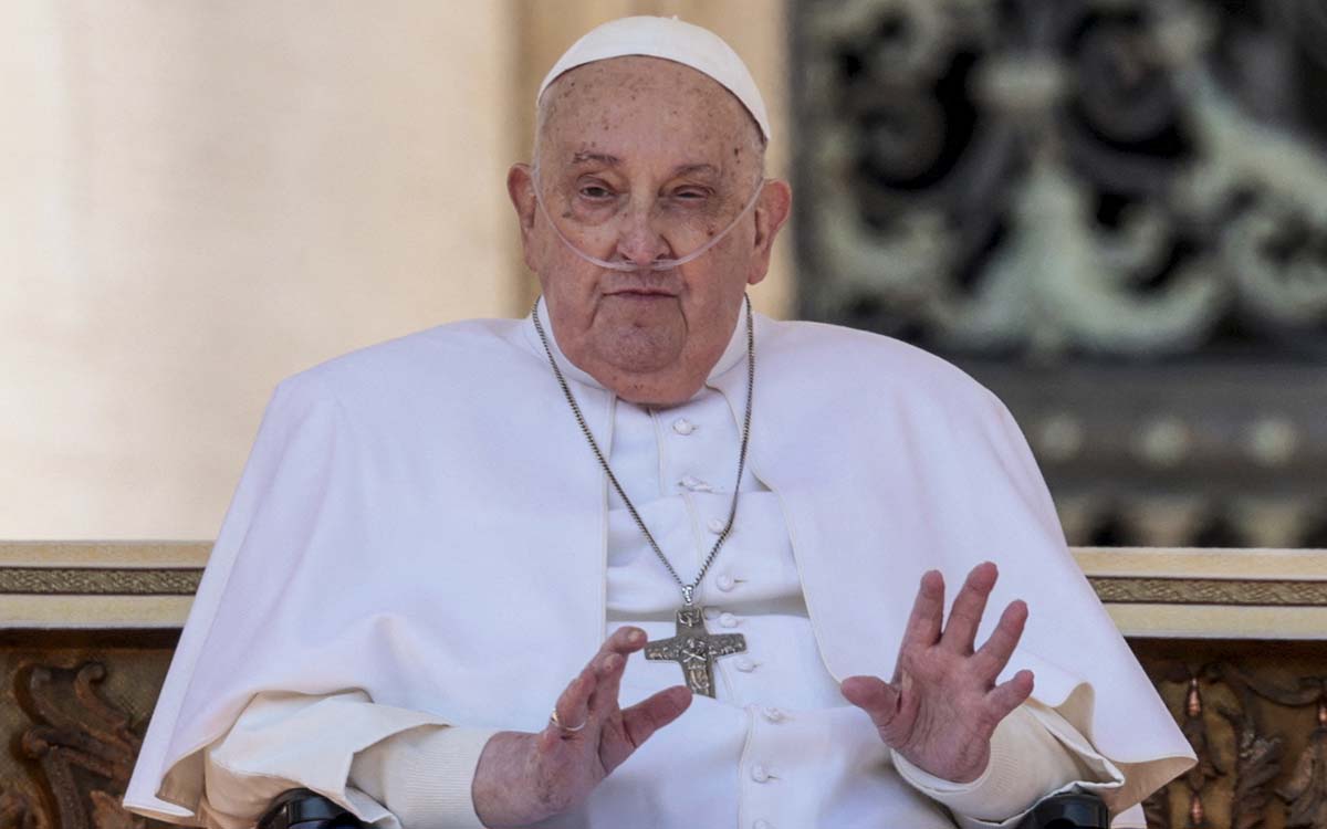 El papa Francisco reaparece en su convalecencia ante los fieles de la plaza de San Pedro