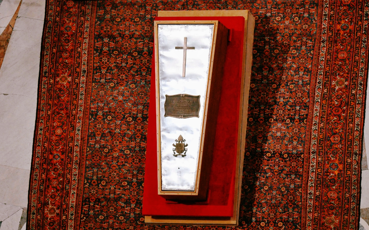 Francisco será enterrado con sus zapatos usados; 250 mil fieles lo despidieron