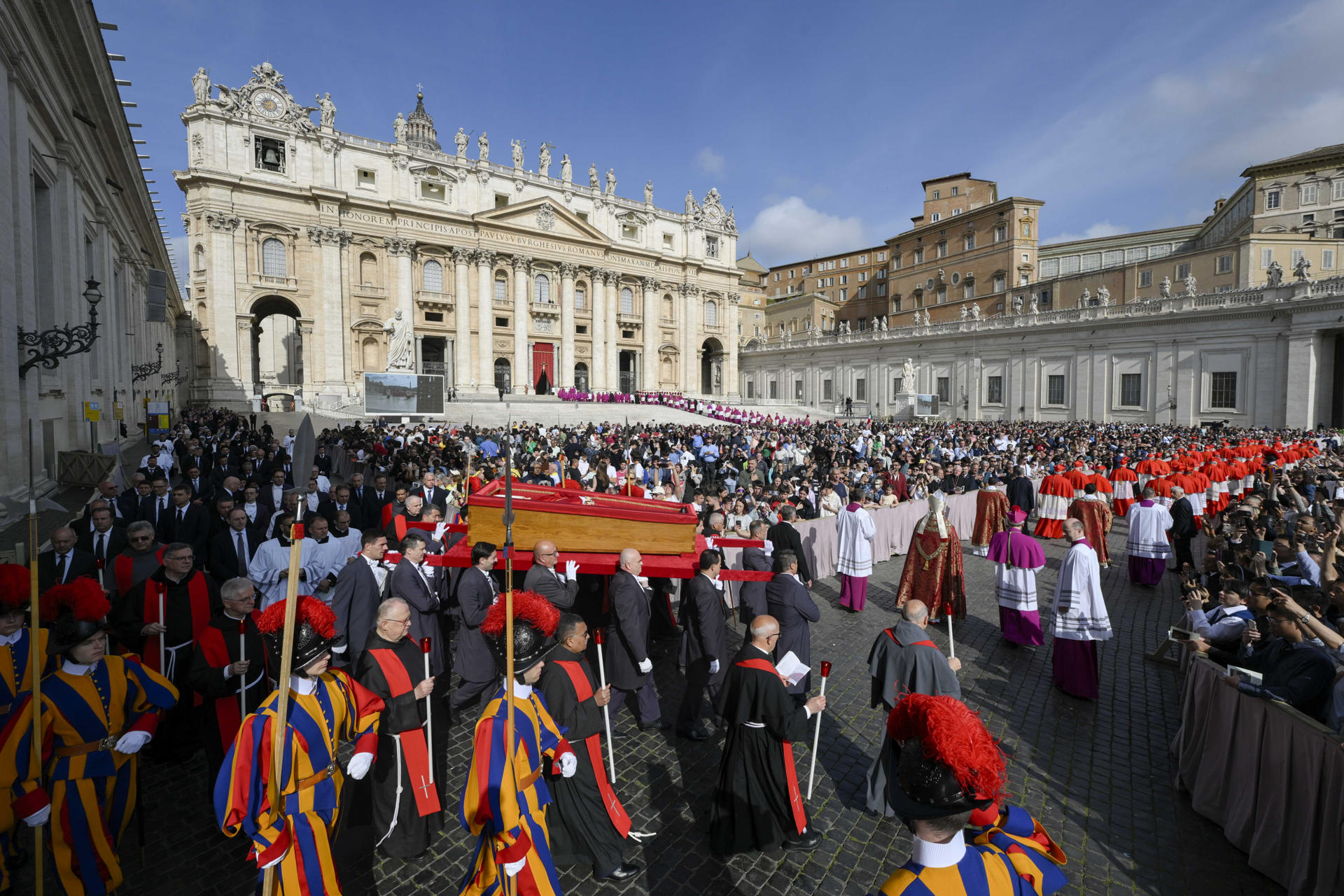 Galería | Papa Francisco llega a la Basílica de San Pedro, miles de fieles dan el último adiós