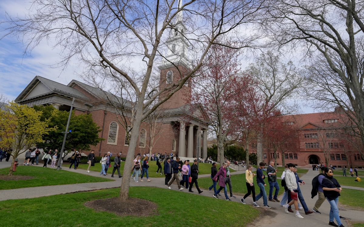 Gobierno de Trump congela otros 2,700 millones para Harvard y exige un registro de estudiantes extranjeros