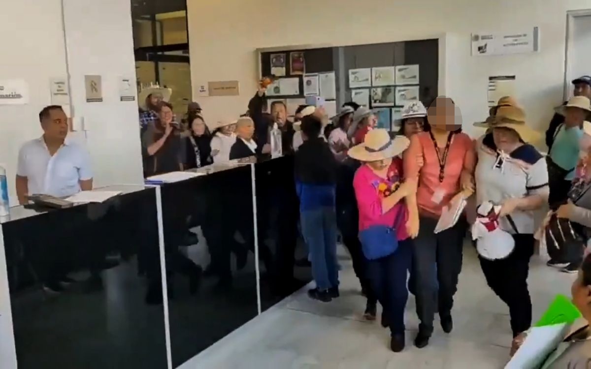 Irrumpen en oficinas del SAT exigiendo devolución de impuestos en Puebla
