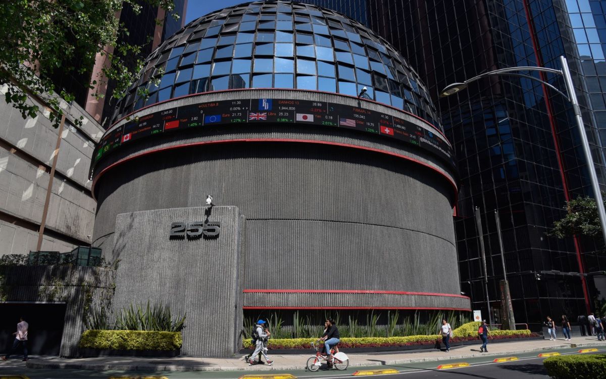 La Bolsa mexicana suma dos sesiones a la baja; Peso también cae