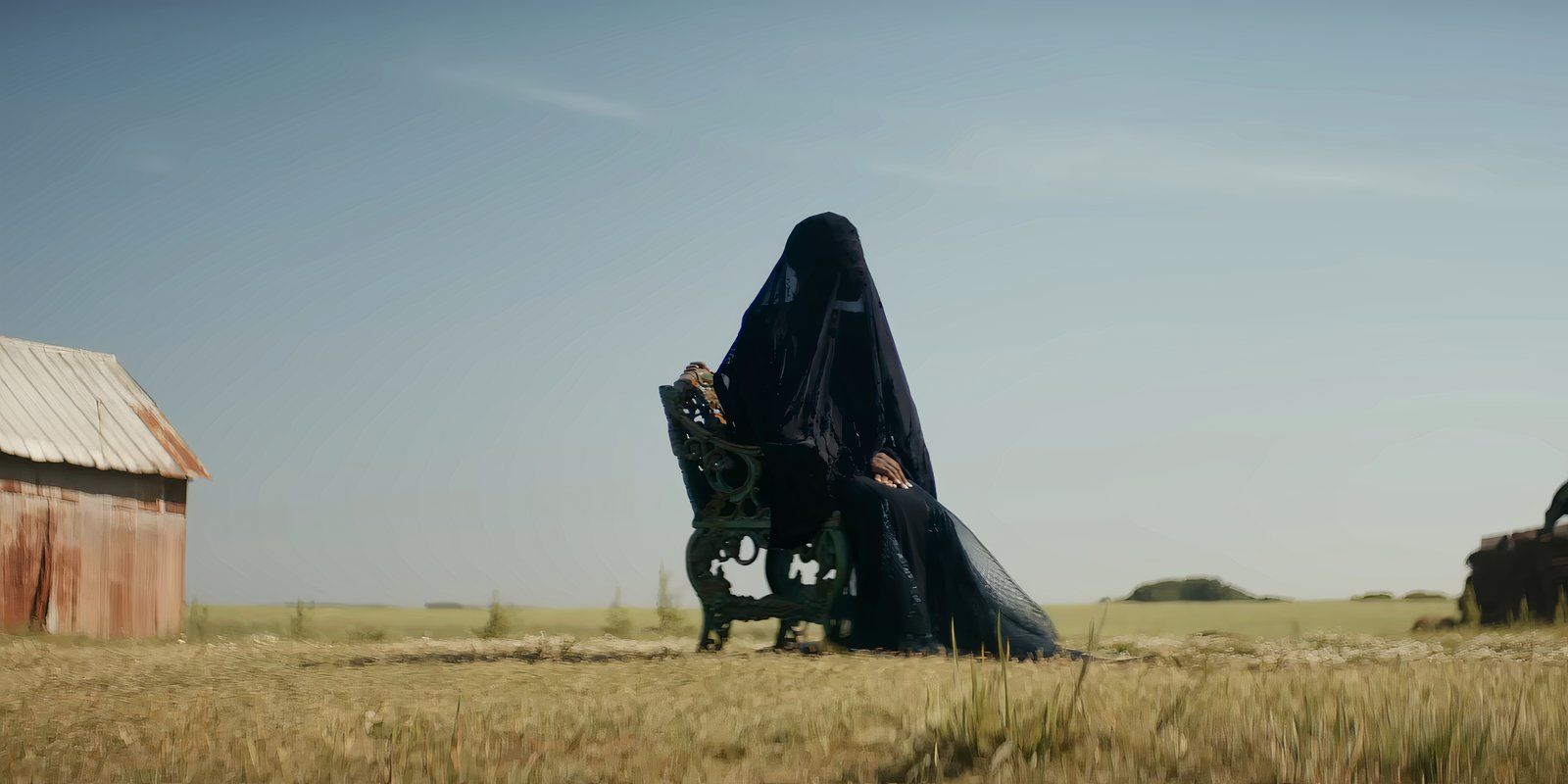 La mujer se sienta en una silla, la mujer en el patio