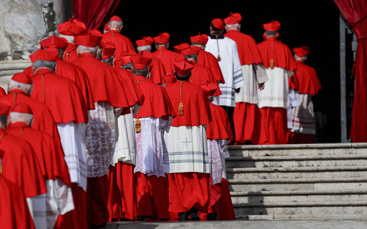 Cardenal del cónclave vació el minibar de su cuarto pensando que era gratis