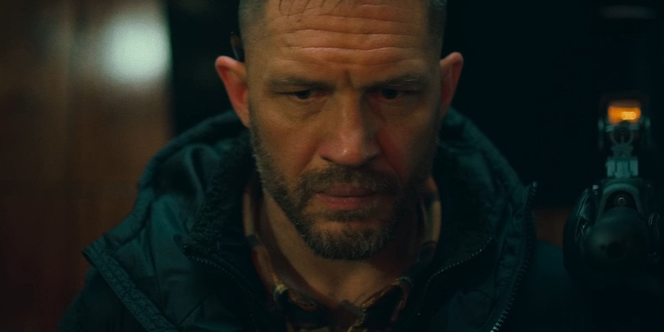 Los reorganización de Havoc que retrasaron la película de acción de Netflix de Tom Hardy por casi 4 años aclarada por el director: “Nos permitió interrogar la película”