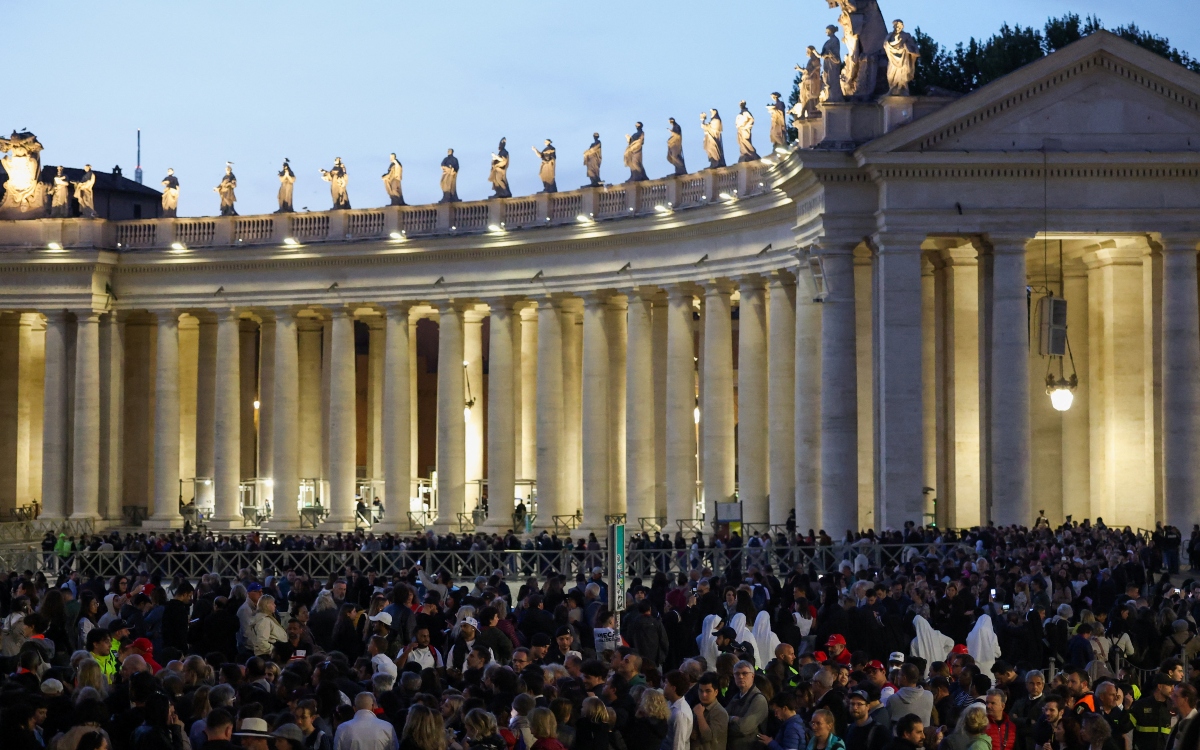 Miles hacen fila para despedir al Papa Francisco en El Vaticano