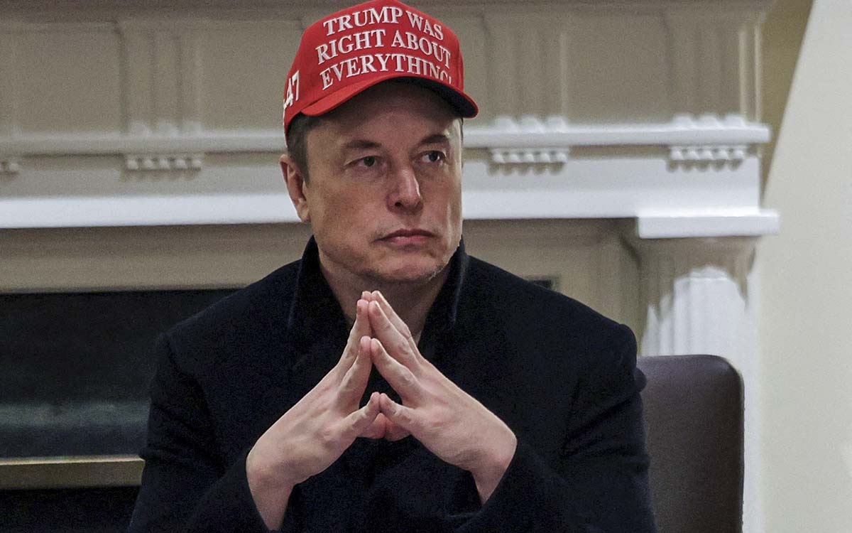 Musk llama a uno de los asesores principales de Trump "imbécil" y "tonto de remate"