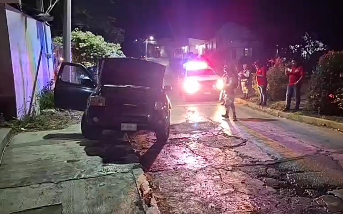 Periodista veracruzano denuncia que sujetos arrojaron bombas molotov a su camioneta