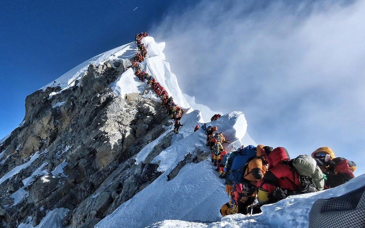 Permitirán escalar el Everest sólo a escaladores experimentados | Video