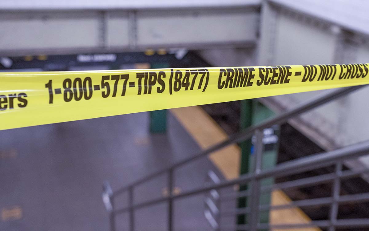 Qué es el 'subway surfing', posible causa de la muerte de un hombre en el metro de NY