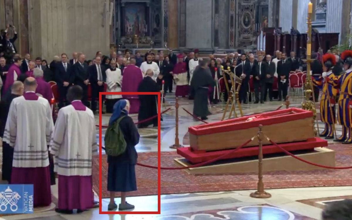 Quién es Geneviève Jeanningros, la monja de 81 años que se saltó los protocolos al acercarse al féretro del Papa