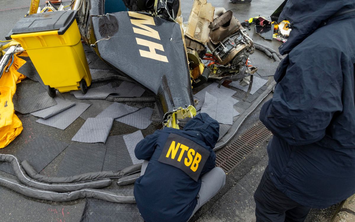 Recuperan rotor del helicóptero accidentado en el río Hudson donde murió familia española