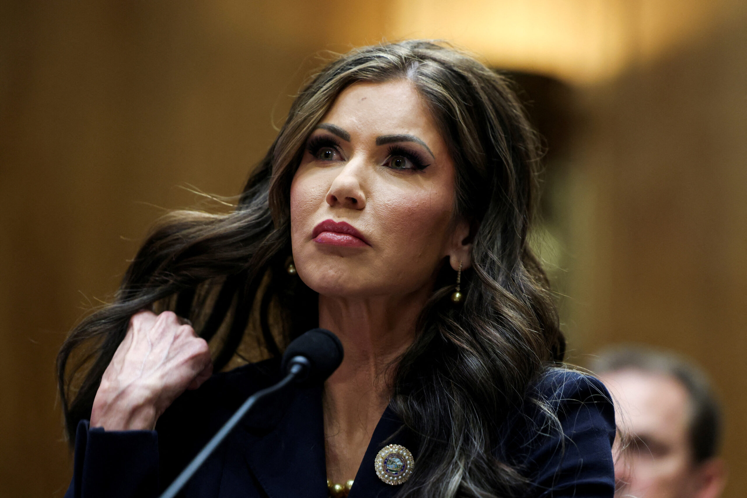 Roban bolso a secretaria de Seguridad Nacional de EU con 3,000 dólares en efectivo