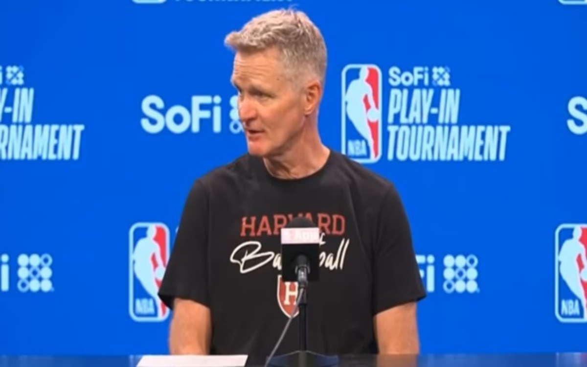 Steve Kerr arremete contra Donald Trump por Harvard | Video