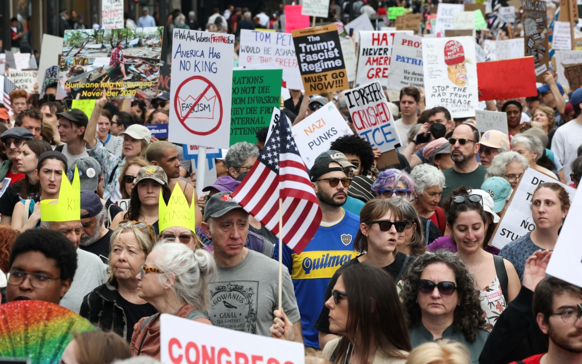 Trump pide a la Corte Suprema quitar pausa a expulsiones de migrantes a El Salvador
