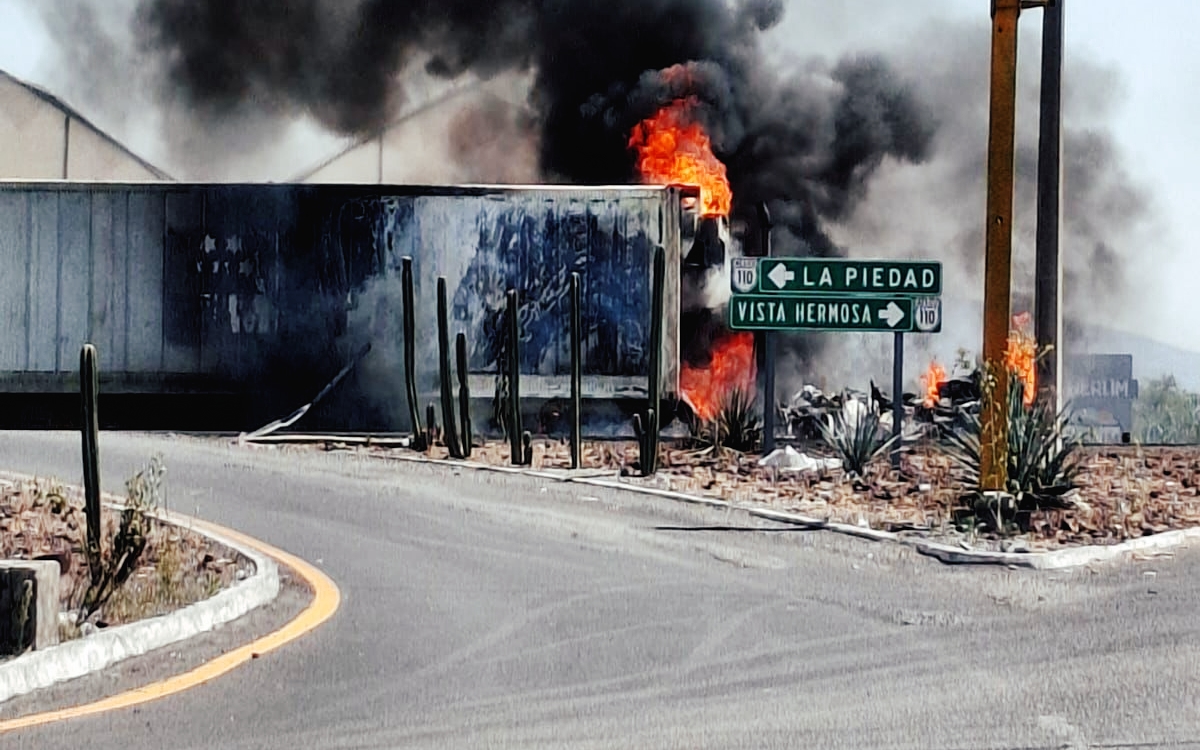 Videos | Reportan narcobloqueos en Michoacán, Guanajuato y Jalisco