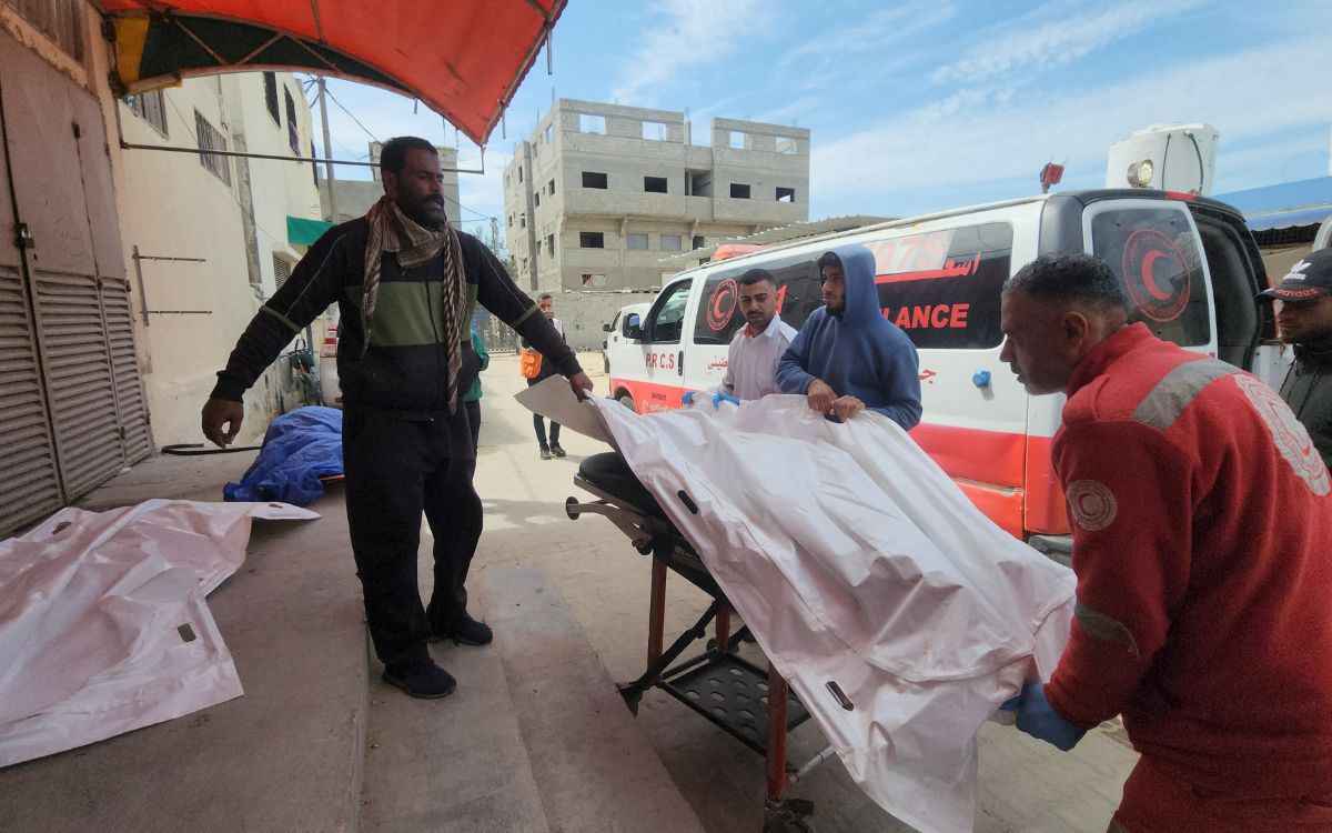 ¿Qué se sabe de los paramédicos hallados muertos en una fosa común en Gaza?