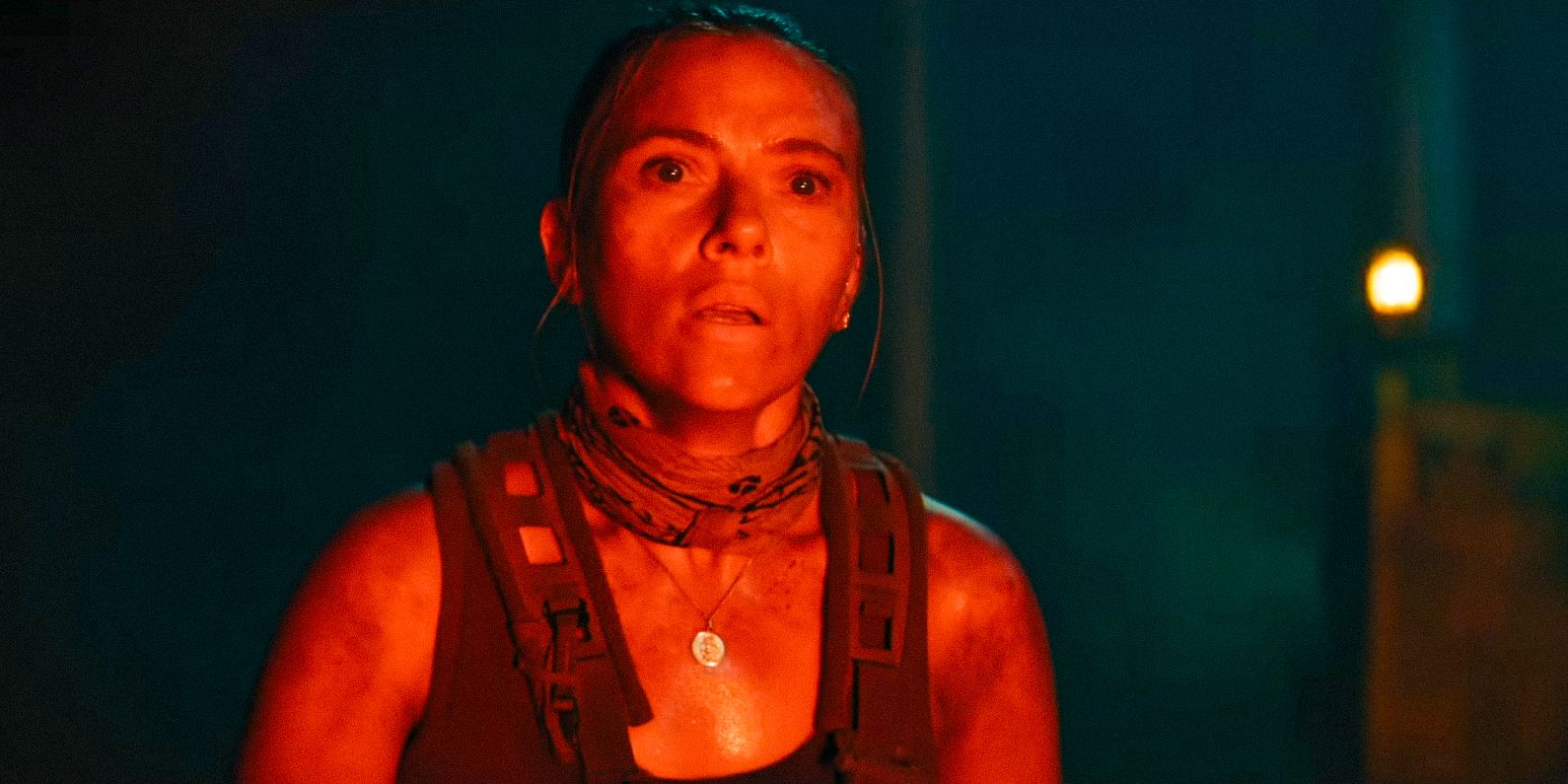 Scarlett Johansson se ve asustada en la nueva foto de Rebirth del Mundo Jurassic cuando la secuela regresa a las raíces de la franquicia