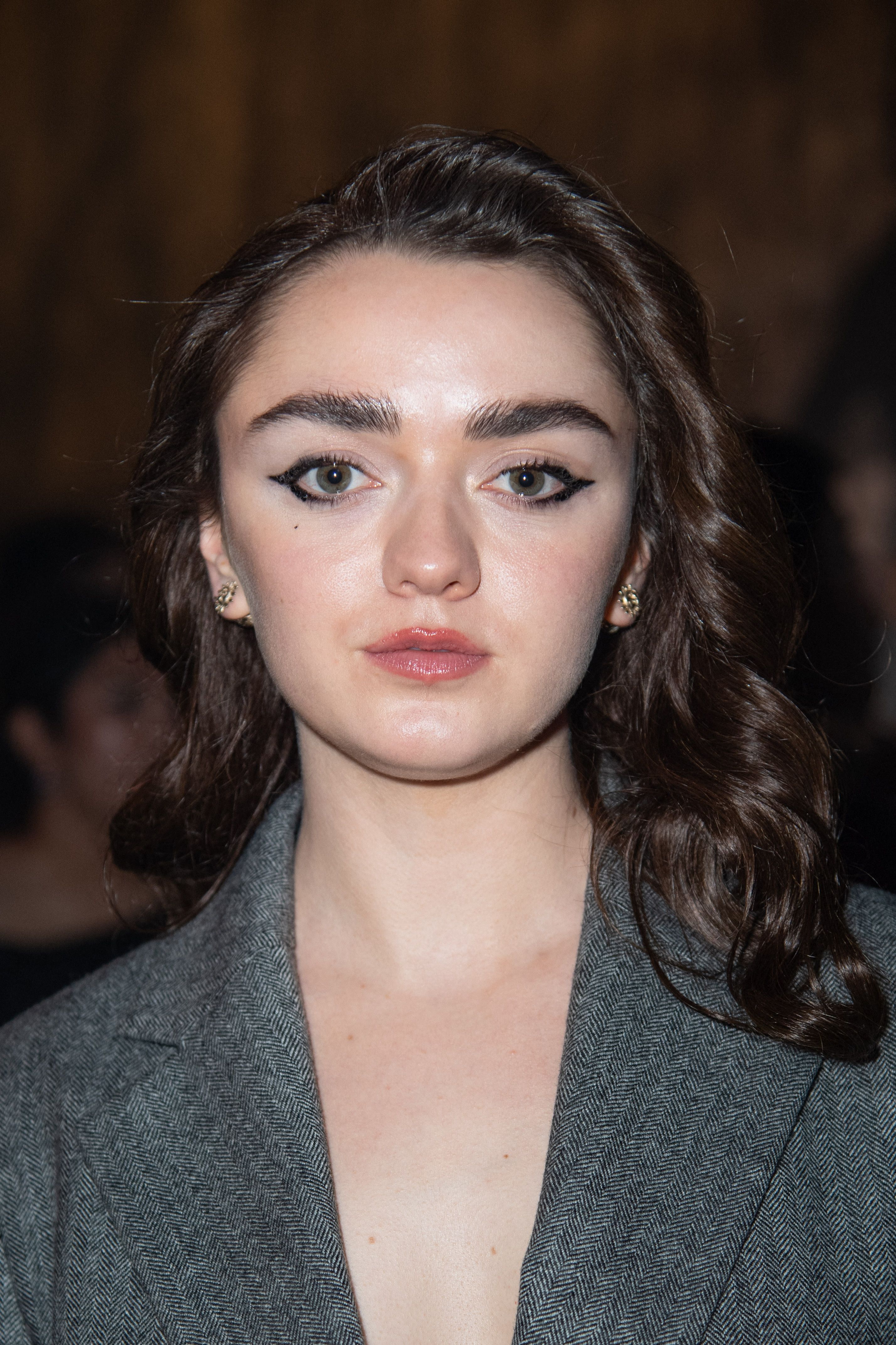 Moldada de la cabeza de Maisie Williams en la Semana de la Moda de París Otoño/Invierno 2024-2025