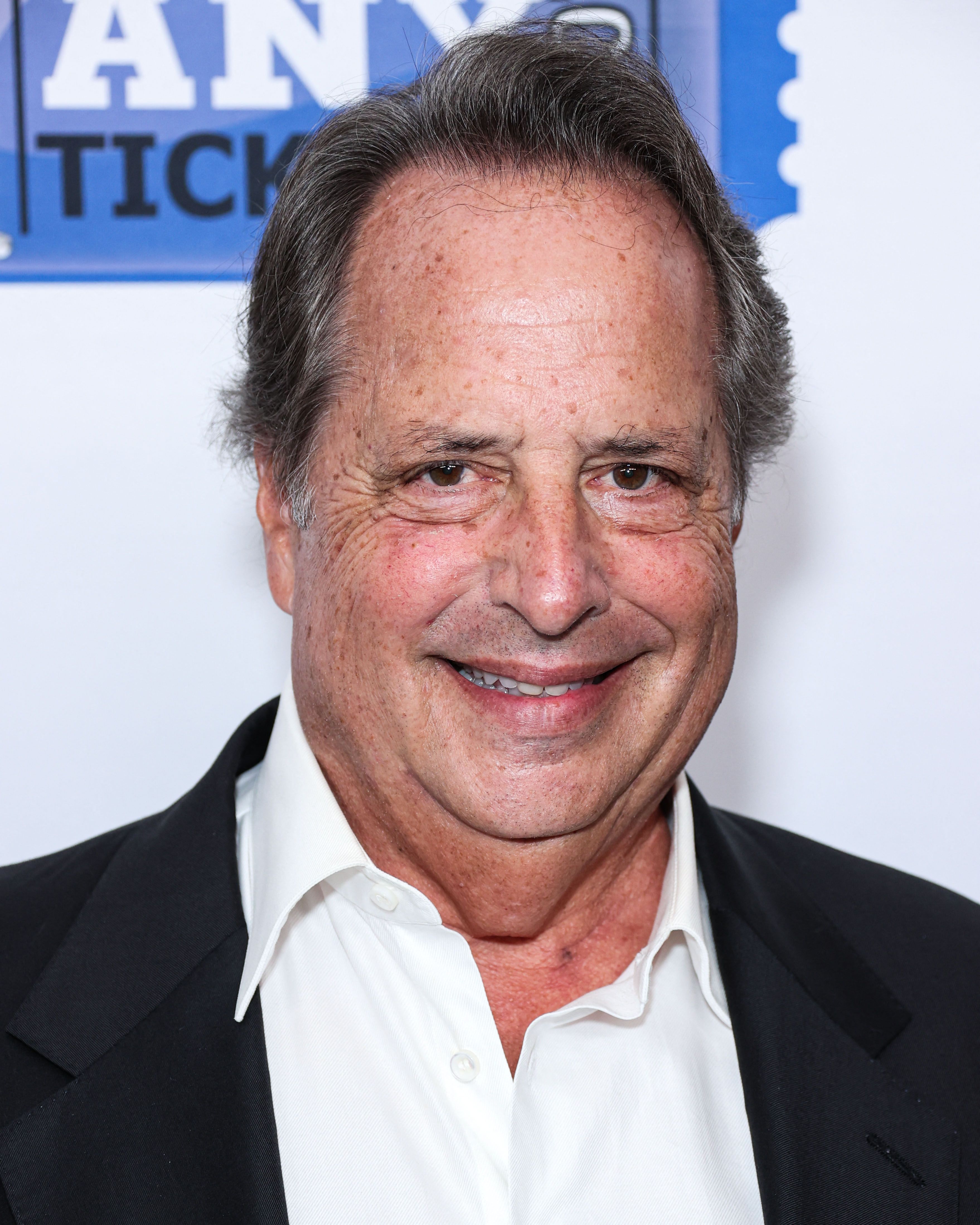 Molchado en la cabeza de Jon Lovitz en la 23a Gala Anual de la Fundación Harold & Carole Pump Foundation