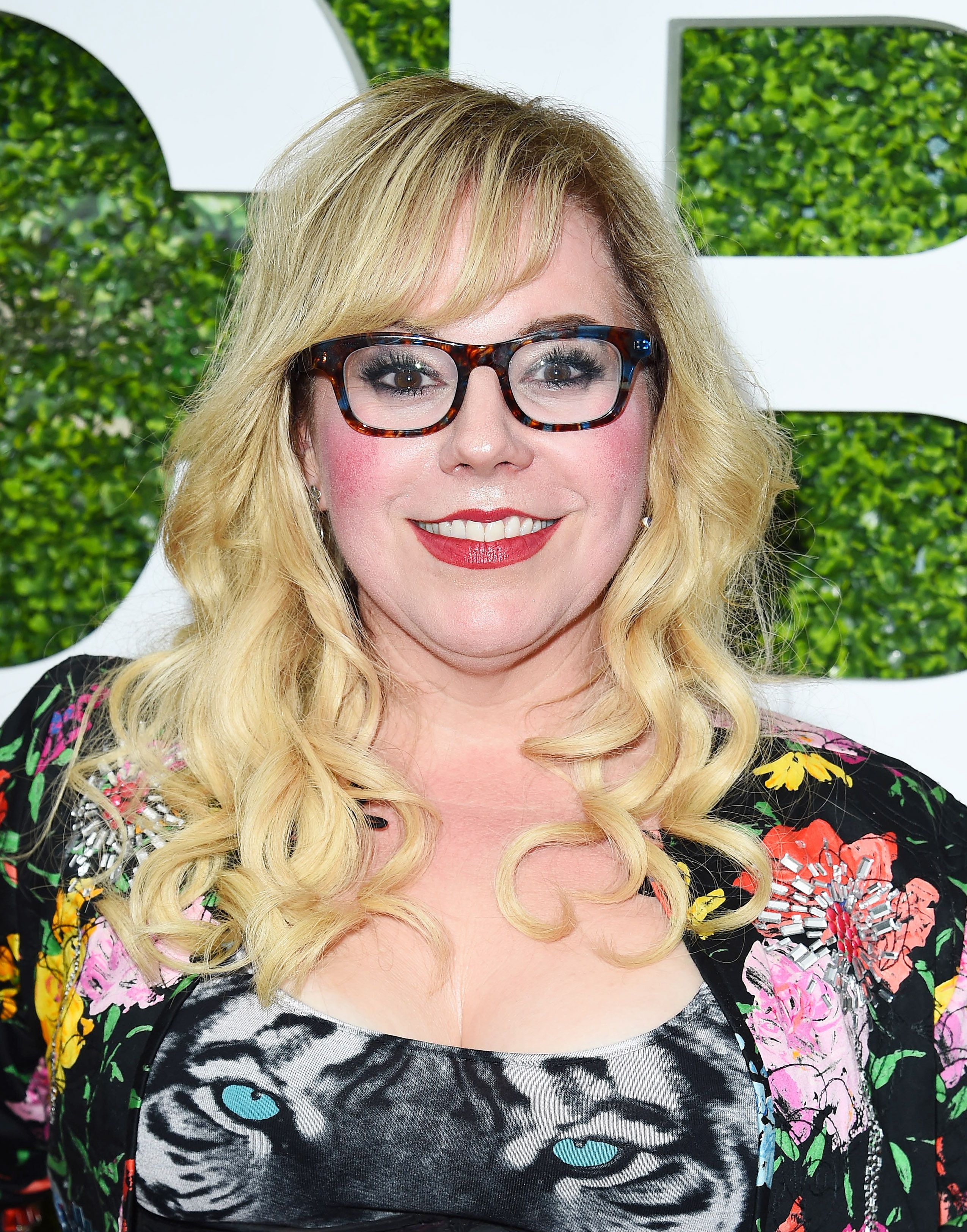 Tidado de la cabeza de Kirsten Vangsness en el verano 2017 CBS Television Studios Summer