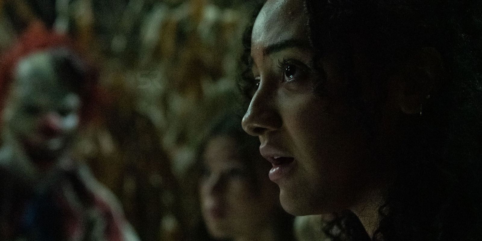 Payaso exclusivo en una imagen de campo de maíz captura escalofriantemente a una víctima de slasher justo antes del asesinato