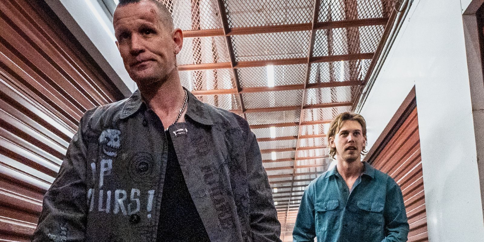 Austin Butler sigue el punk de Matt Smith a ningún bien en la imagen de robo de captura exclusiva