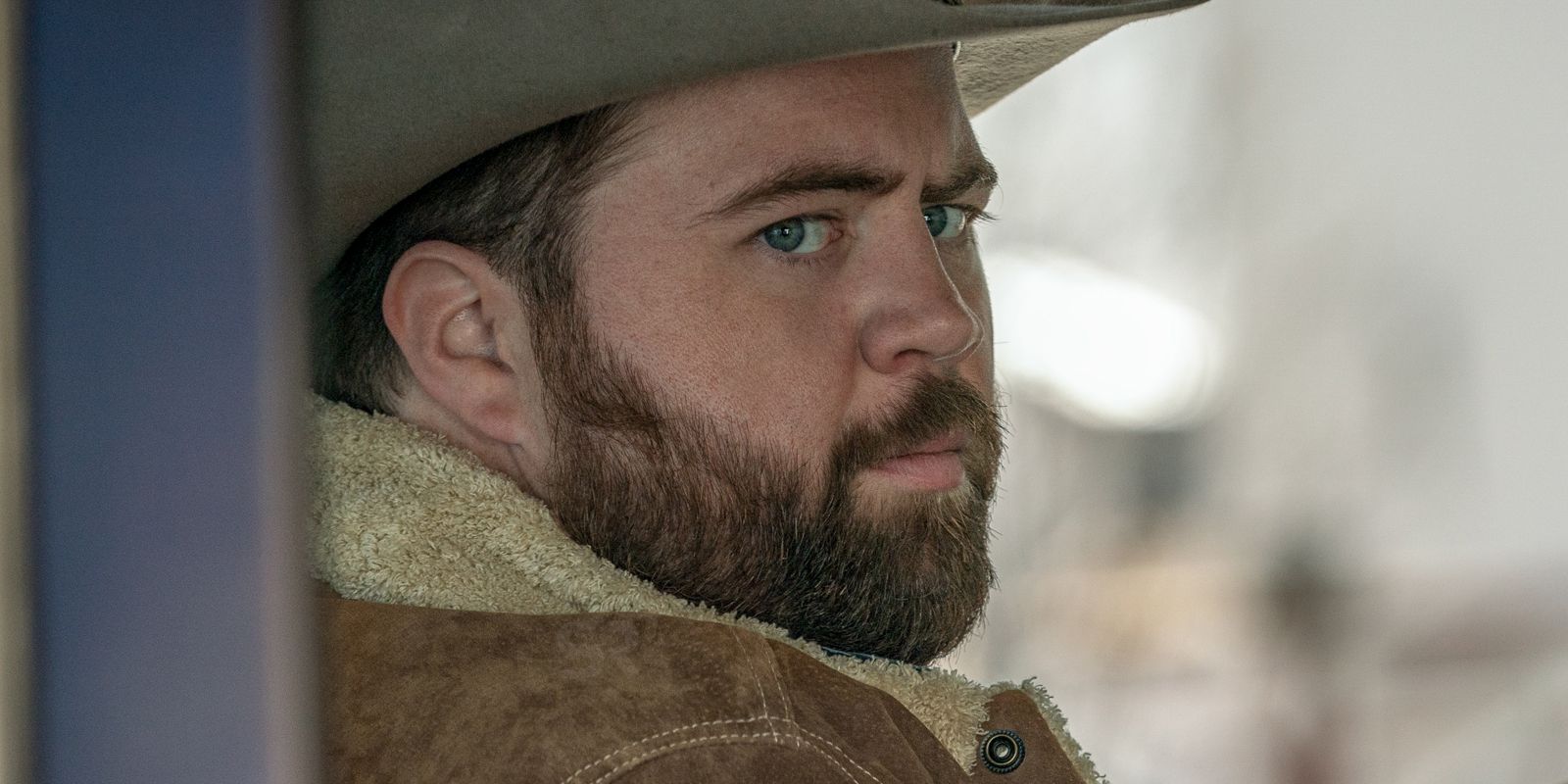Obtenga una mirada exclusiva a Paul Walter Hauser en su nueva película de crimen, Americana, que costa a Sydney Sweeney y Halsey