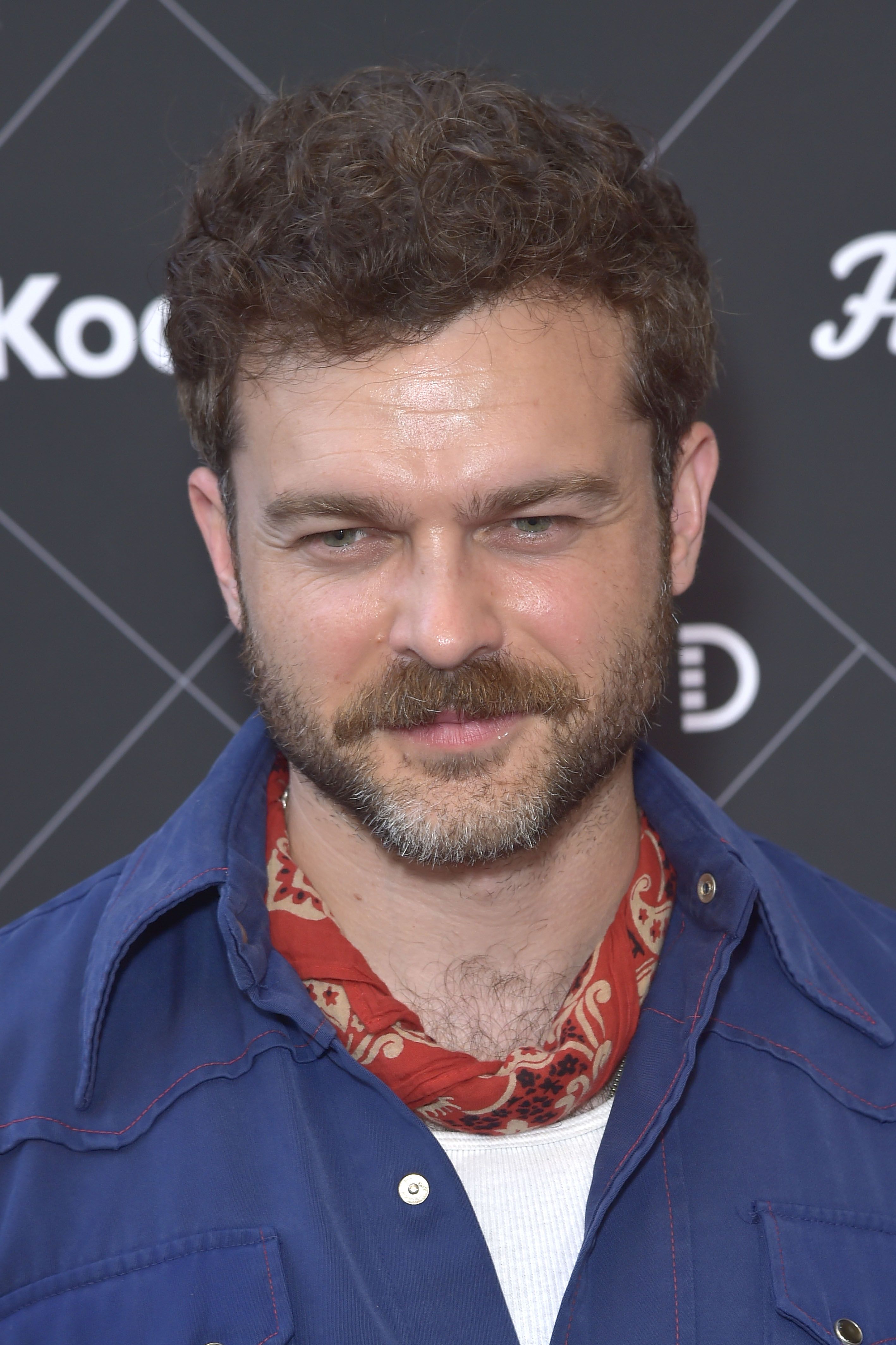 Tiro en la cabeza de Alden Ehrenreich