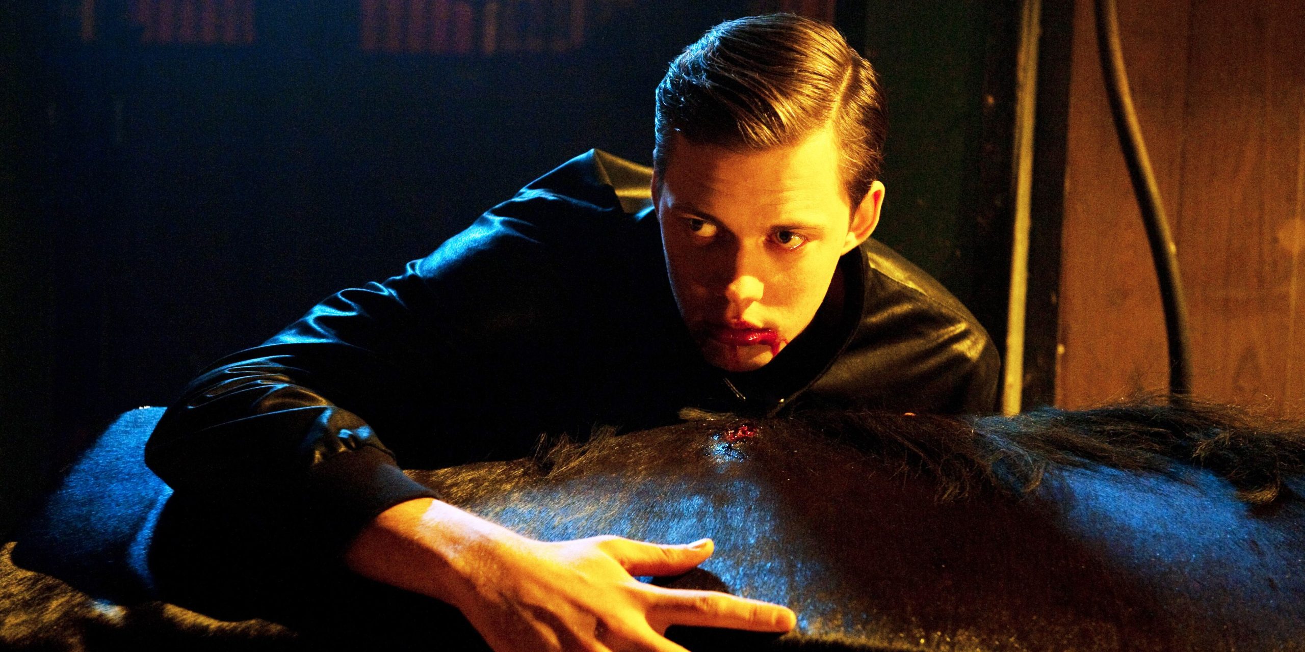 4 años antes de Pennywise, este espectáculo de Netflix olvidado le dio a Bill Skarsgård su primer papel de terror