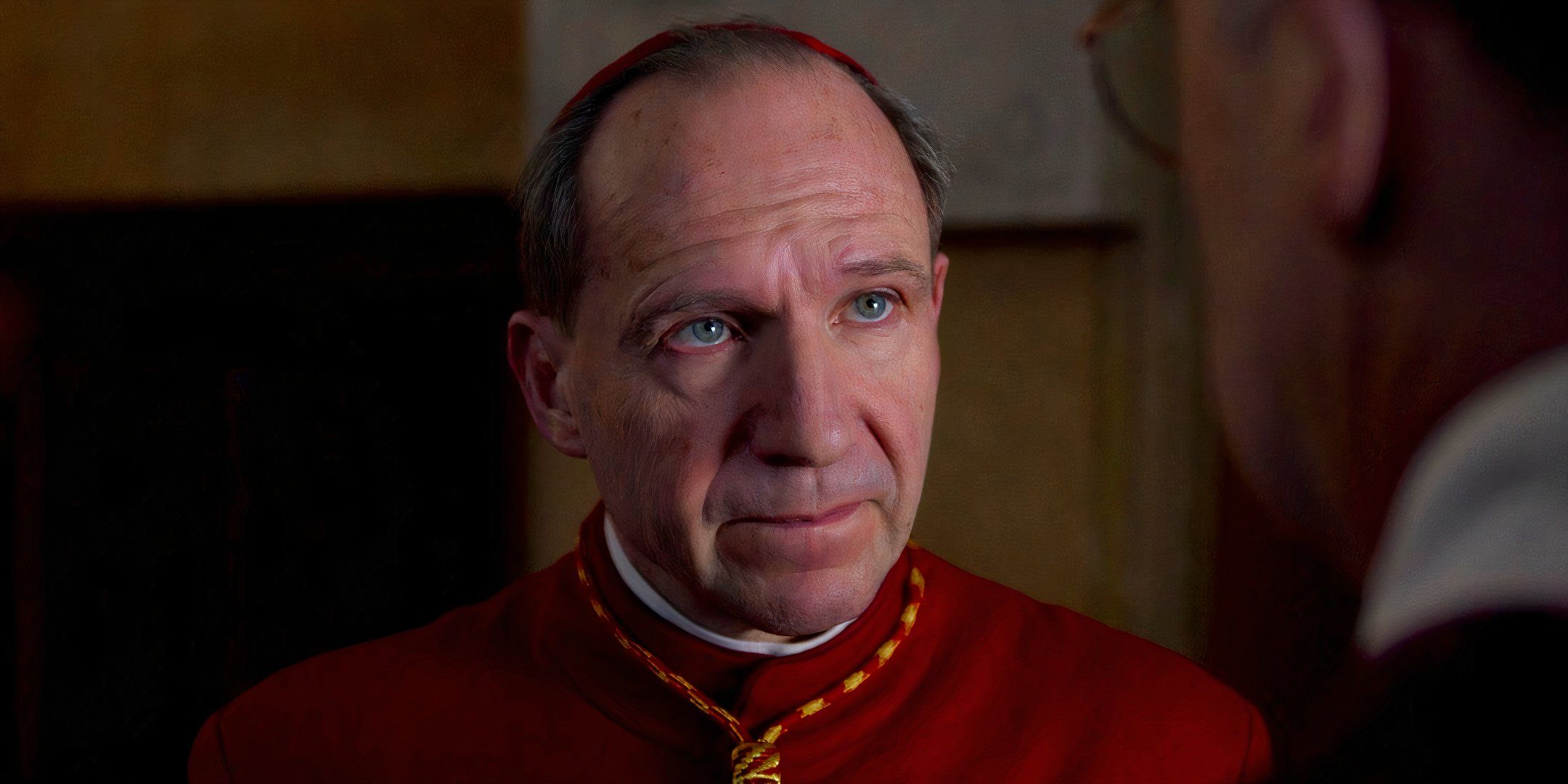 Ralph Fiennes se ve serio como el cardenal Lawrence en Cónclave