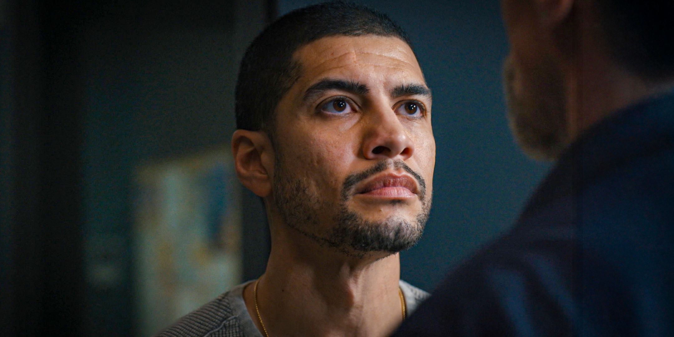 Law & Order: Rick González de Organized Crime explica cómo Reyes se convirtió en un experto encubierto: “Le permite aliviar todo ese trauma y todo ese dolor”