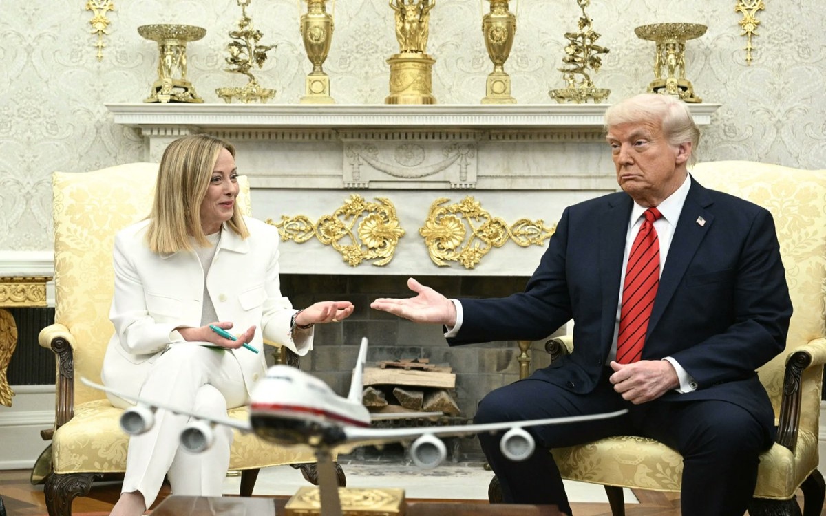 Aceptará Trump lujoso avión como regalo de la familia real qatarí | Video