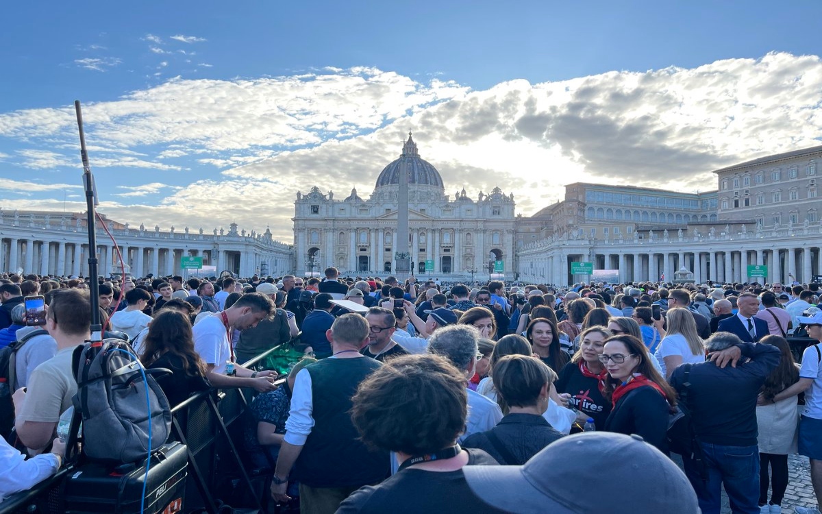 Aguardan fieles y curiosos en San Pedro la fumata bianca | Fotogalería