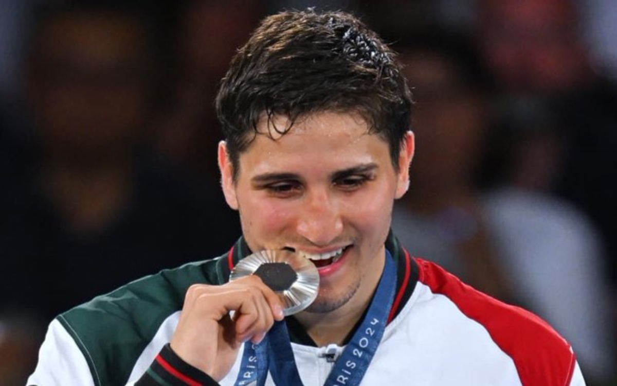 Boxeador mexicano que ganó plata en Juegos Olímpicos, debuta con nocaut como profesional