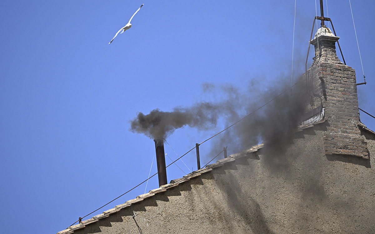 Cónclave: Fumata negra en la tercera votación; aún no hay papa