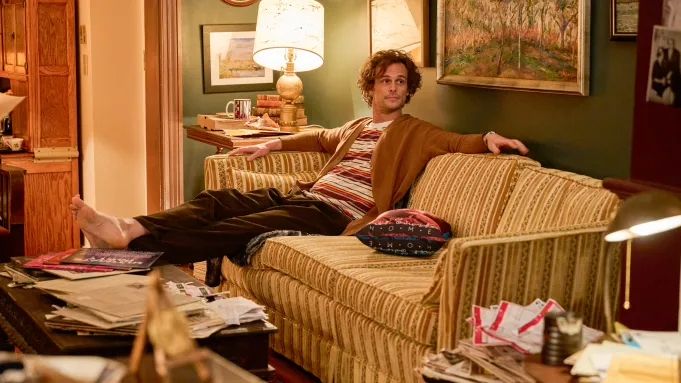 Lewis Einstein (Matthew Gray Gubler) Relajación en un sofá en Einstein