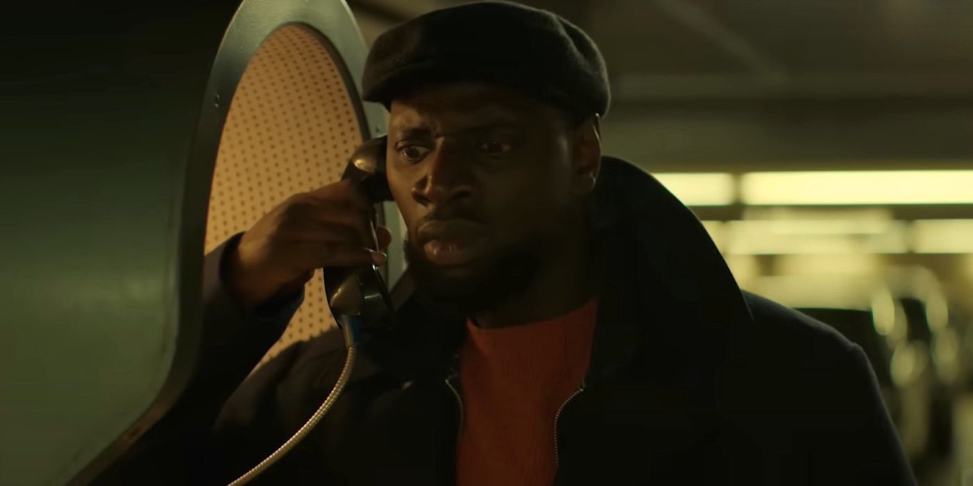 Assane mira en estado de shock mientras habla por teléfono en la temporada 3 de Lupin