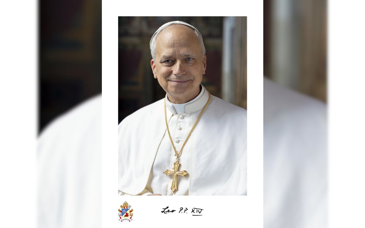 La foto oficial del papa León XIV: Con firma en latín y la cruz relicario