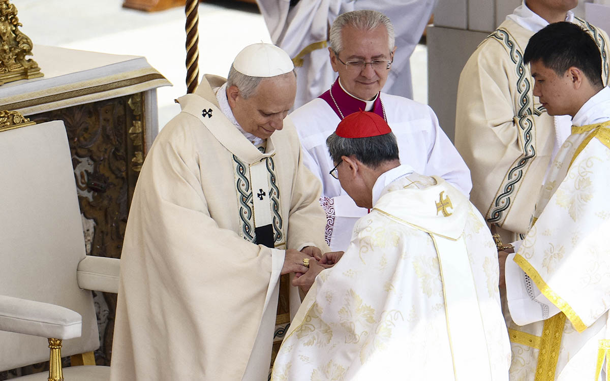 León XIV recibe conmovido el palio y el Anillo del Pescador, símbolos del poder pontificio
