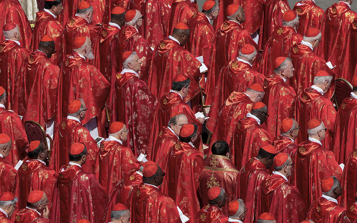 Los dos cardenales 'papables' acusados de encubrir abusos sexuales