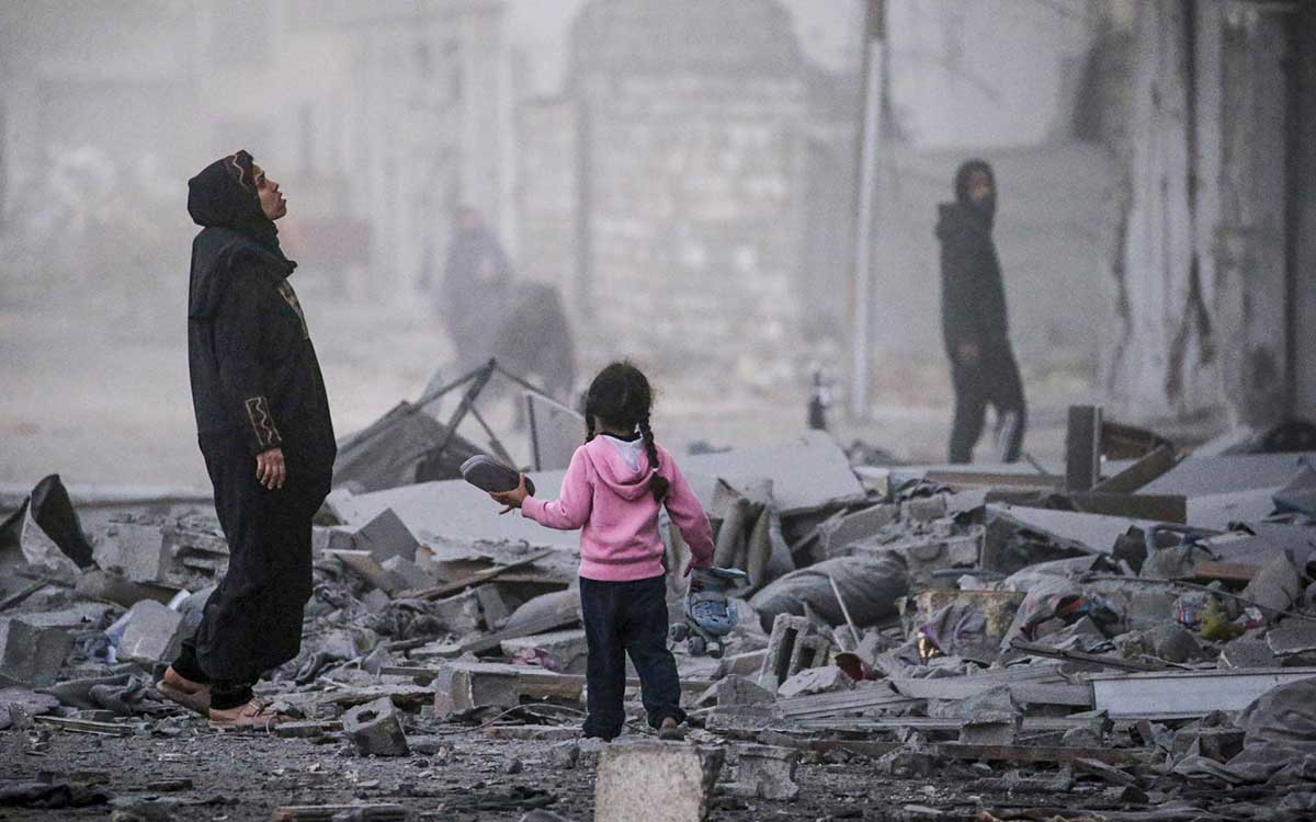 Ministro israelí dice que los gazatíes solo recibirán "pan y un plato de comida" al día