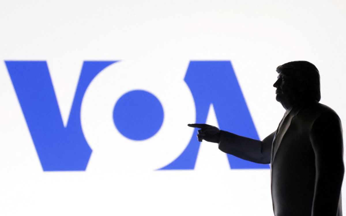 Trump redobla ataques a medios públicos; despide 600 trabajadores de Voice of America