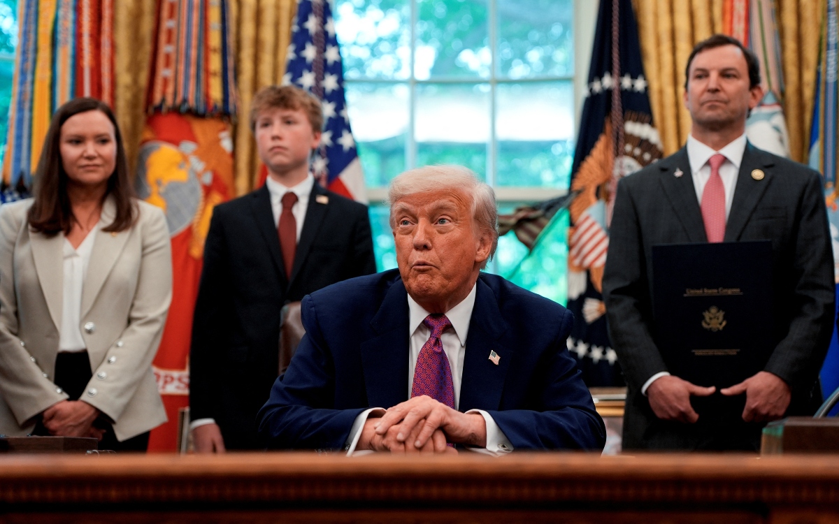 Trump ordena aumentar hasta a 20 mil el número de agentes migratorios para deportar extranjeros