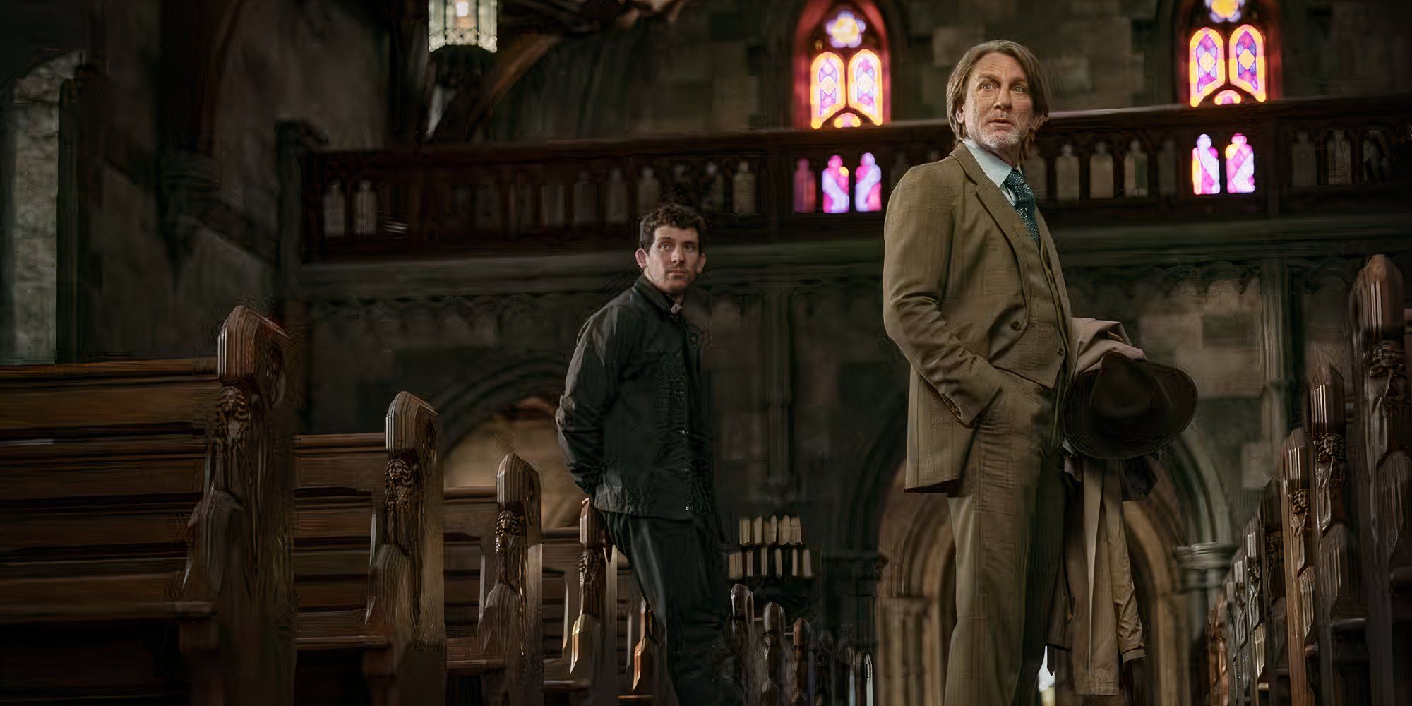 Benoit Blanc está en una iglesia en Wake Up Dead Man A Knives Out Story